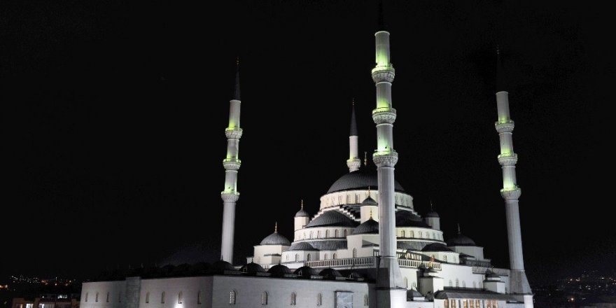 Başkent’te Kadir Gecesi’nde camiler doldu taştı