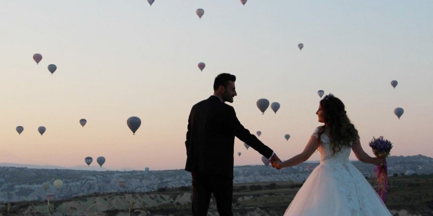 Kapadokya’da yeni trend: Balonda gelin damat fotoğrafı