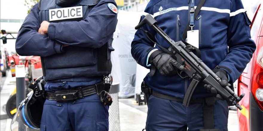 5 arrested after makeshift bomb found in Paris