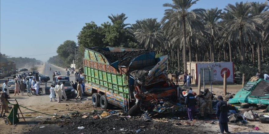 Pakistan: Truck overturns onto van killing 20