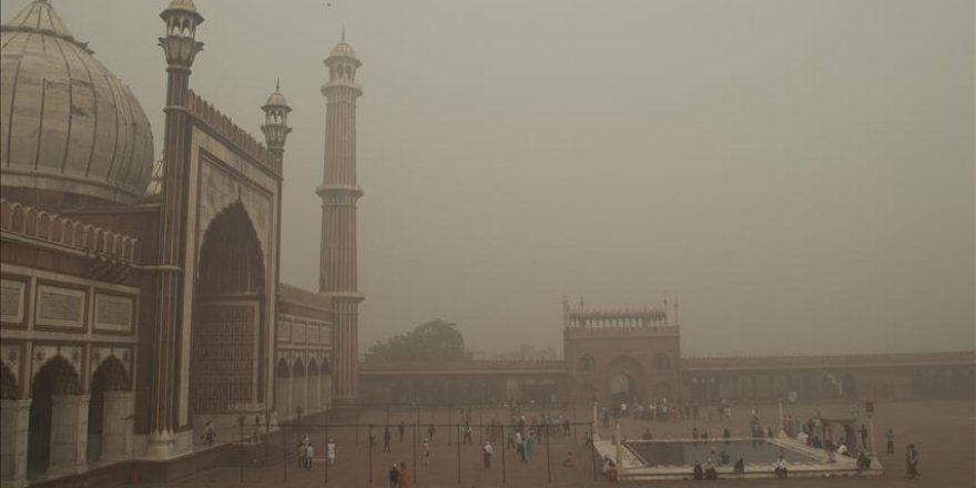 Indians catch glimpse of sky as smog clears in capital