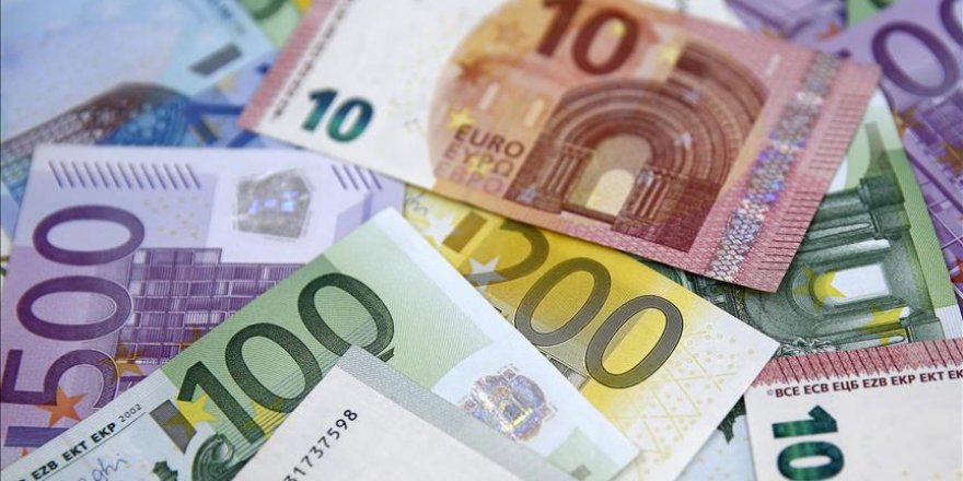 Euro slips, Turkey starts lira-settled auction