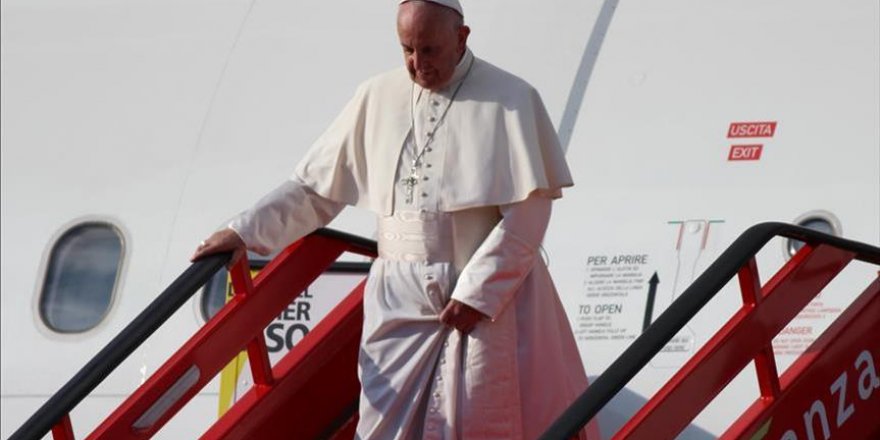 Arrivée du Pape François au Myanmar