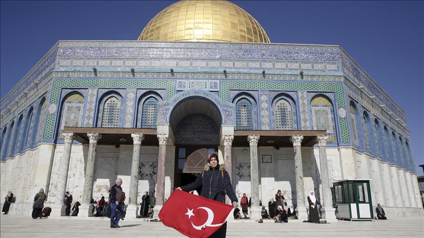 Des drapeaux palestiniens et turcs brandis à l'intérieur d'Al-Aqsa