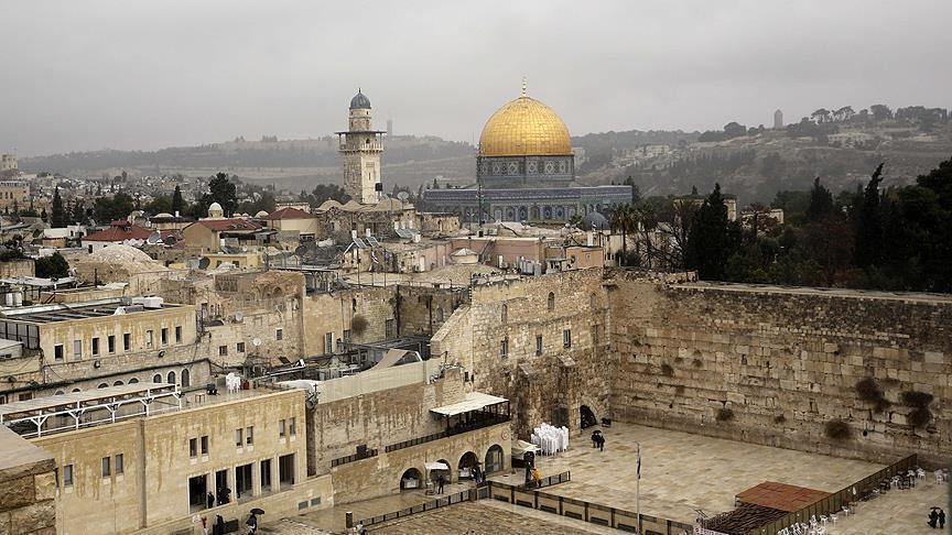 Jérusalem: Des Palestiniens accomplissent la prière d’al-Asr à Bab al-Amoud