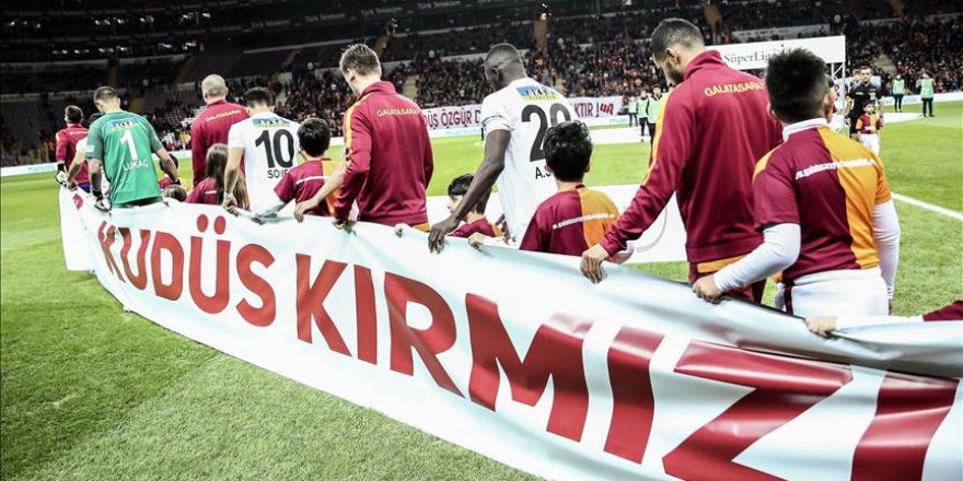 Turkish footballers display pro-Palestine banners