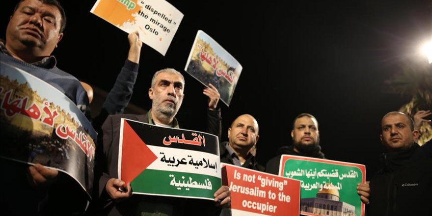 Tel-Aviv: Des Palestiniens manifestent devant l’ambassade américaine contre la décision de Trump