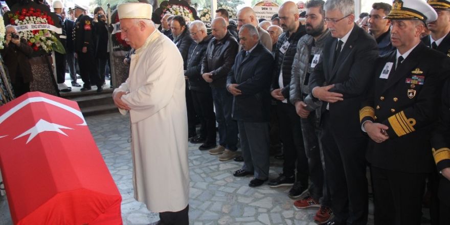 Toygar Işıklı babasını son yolculuğuna uğurladı