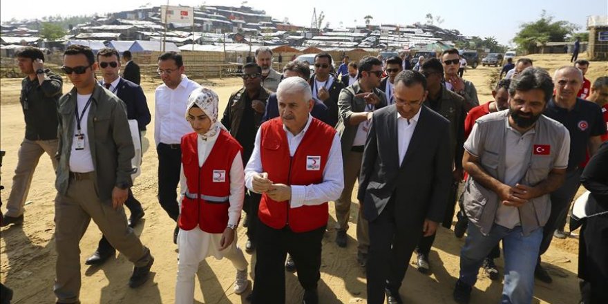 Le PM turc visite les camps des réfugiés Rohingyas au Bangladesh