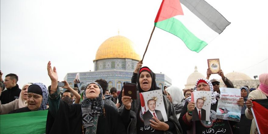 Une manifestation dans la mosquée Al-Aqsa dénonçant la décision de Trump