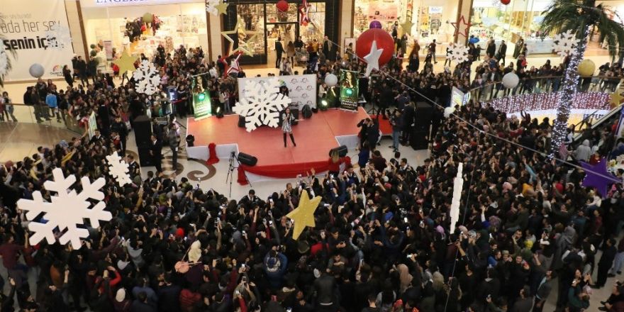 Ünlü şarkıcı Derya Uluğ Diyarbakır’ı salladı