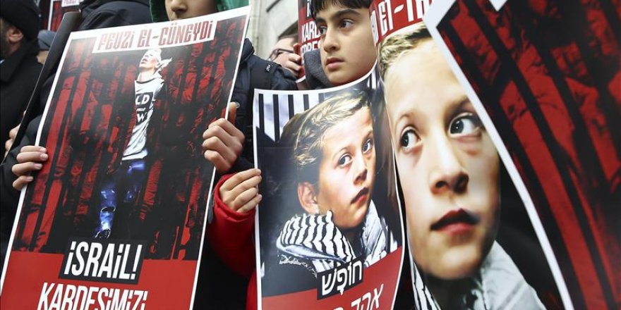 Istanbul : Marche silencieuse en soutien à la palestinienne Ahed al-Tamimi