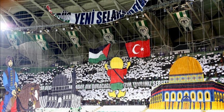 Au stade turc Konyaspor: Saladin enfourchant son cheval défendant Jérusalem