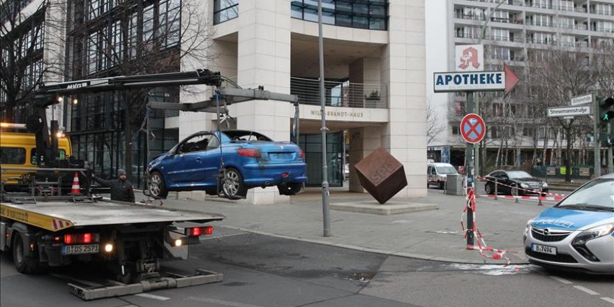 Berlin: Car rams into German SPD party headquarters