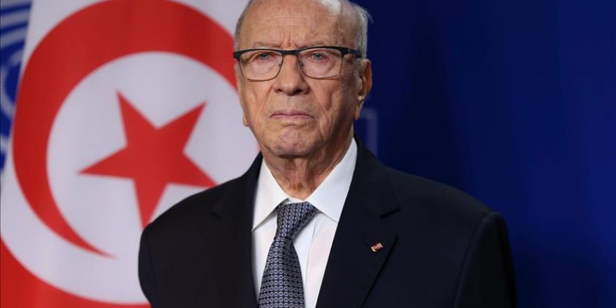 Le président tunisien confirme le maintien de la suspension des vols d'Emirates