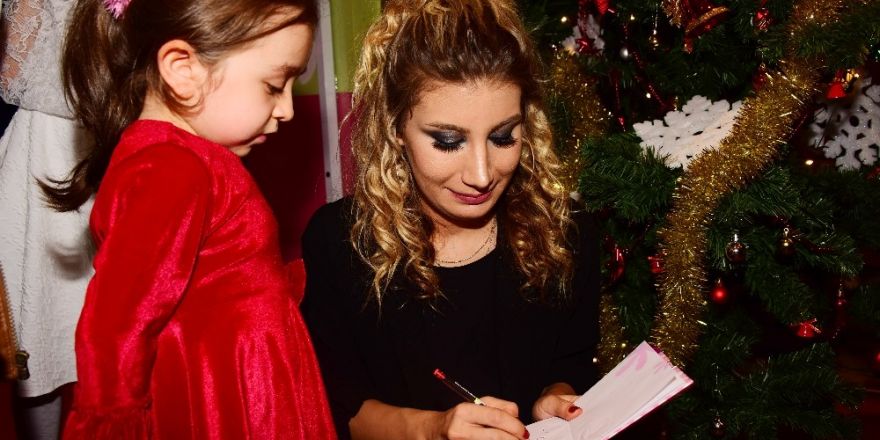 İrem Derici, Cerrahpaşa’da tedavi gören minikleri coşturdu