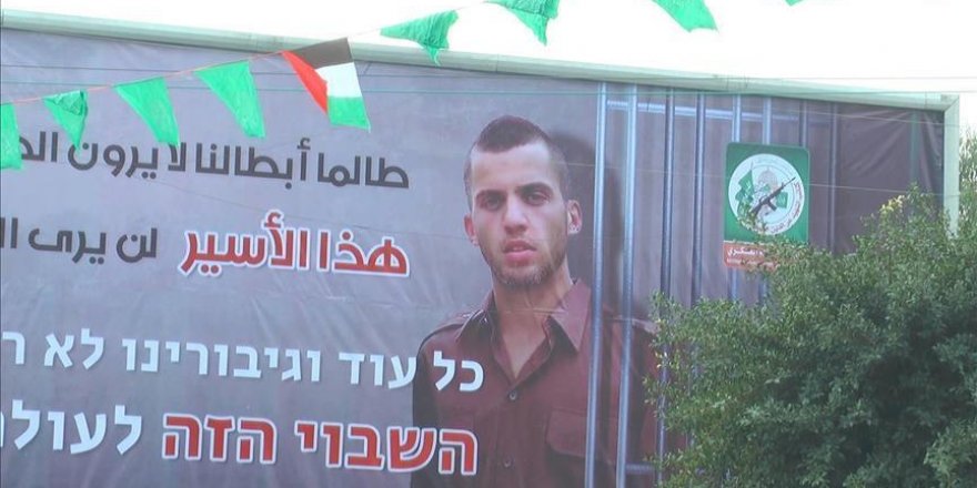 Gaza : Al-Qassam affiche une bannière géante avec la photo d’un soldat israélien captif