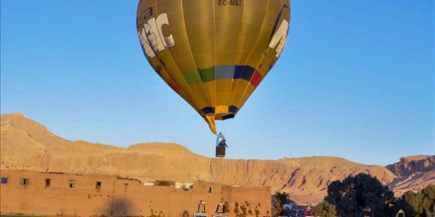 Hot-air balloon crash kills tourist in southern Egypt