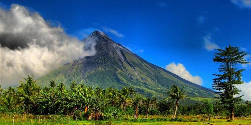 Philippines raises volcano alert level