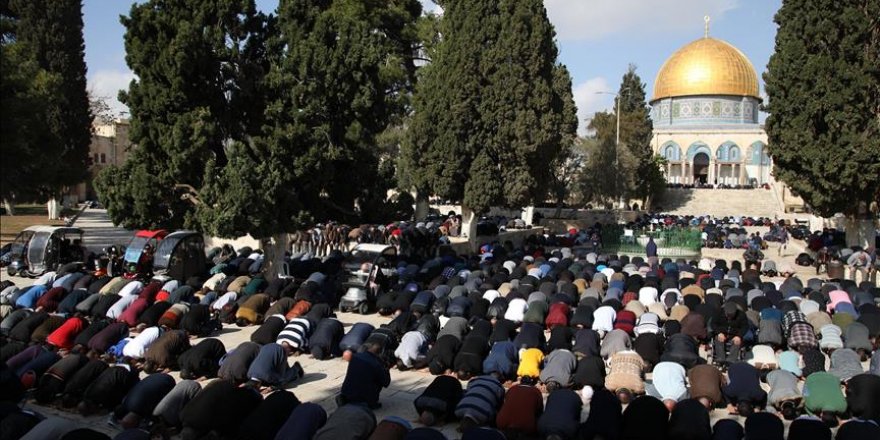 20,000 Palestinians perform Friday prayers at Al-Aqsa