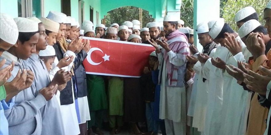 Rohingya orphans in Bangladesh pray for Turkish army