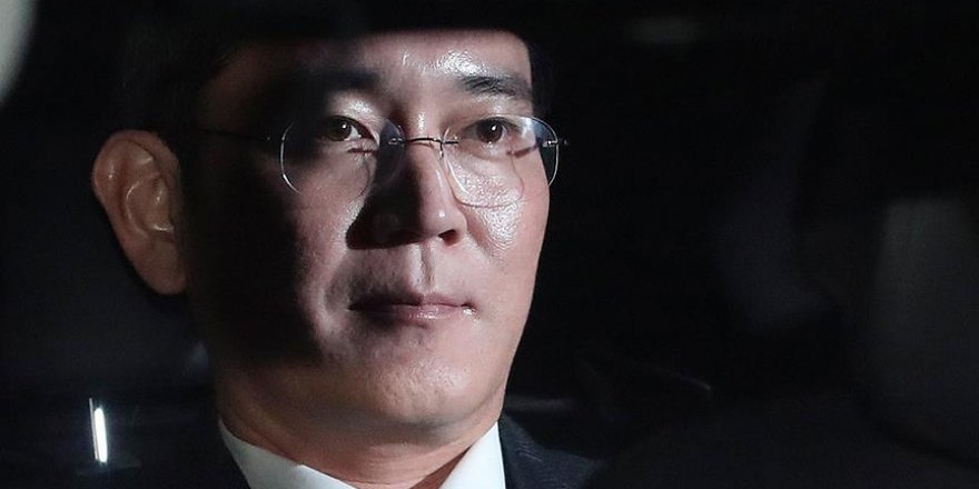 Samsung chief gets early release from prison