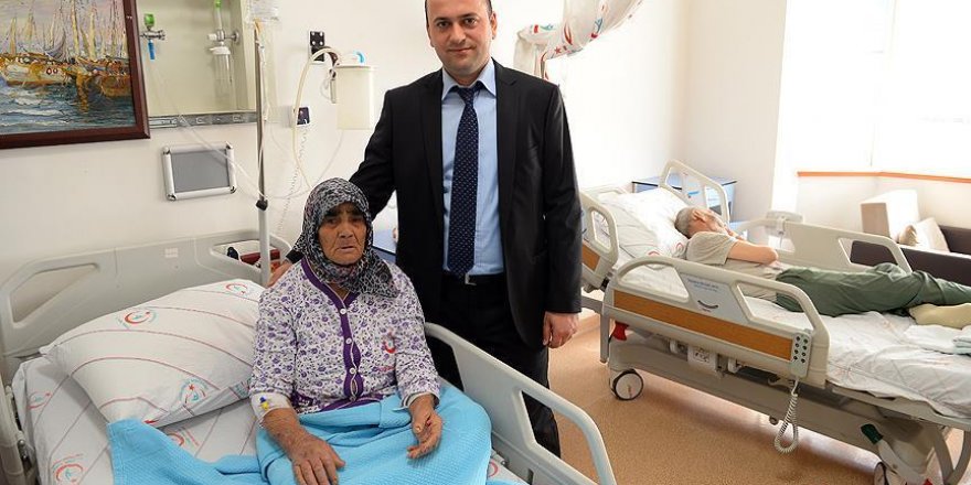 Turkish soldiers rescue old couple in Afrin operation