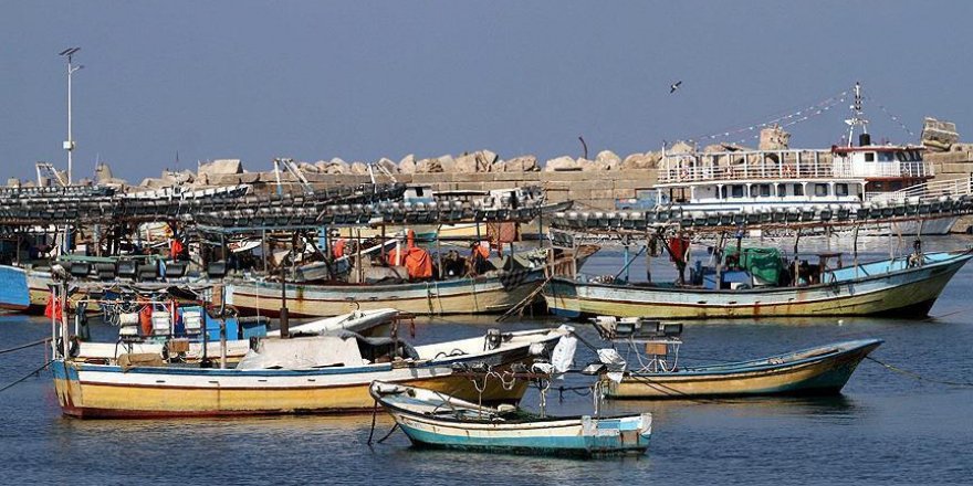 Iran holds 2 Qatari boats, detains 10