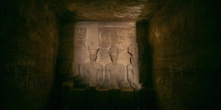 Egypte: Les rayons du soleil ont éclairé le visage de la statue Ramsès II