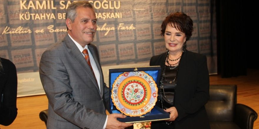 Hülya Koçyiğit: “Sanat ve siyaset halk için yapılıyor, her ikisi ayrılmaz birer parça”