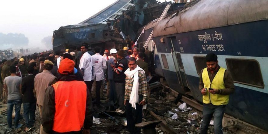 Inde: Collision entre un train et un bus scolaire, 14 morts