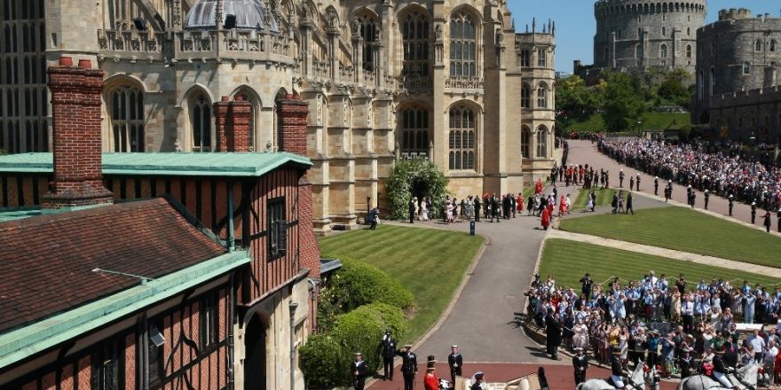 Prens Harry ve Markle, kraliyet arabasıyla şehir turu yaptı