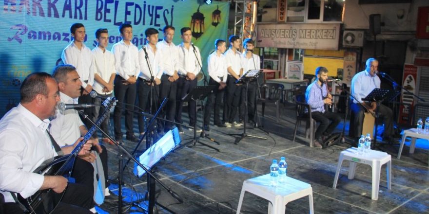 Hakkari ilahi grubu şenliklere renk kattı