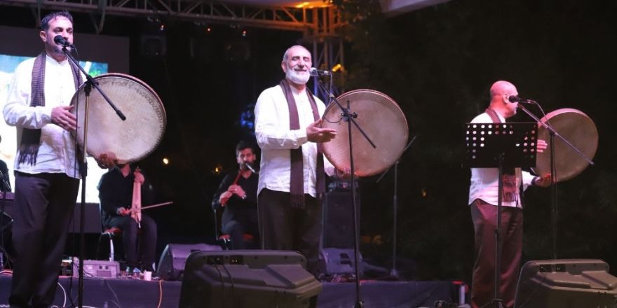 Grup Tillo sınırda konser verdi