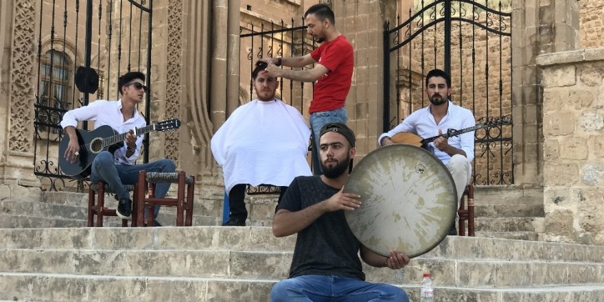 ’Çılgın berberden’ Mardin manzaralı tıraş