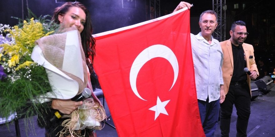 Otilia, festivale geldiği Buldan’ı salladı