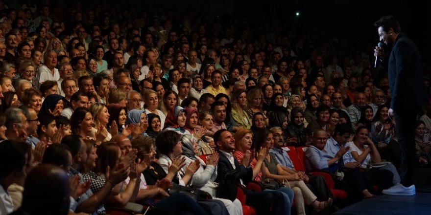 Bursa’da Emel Sayın ve Emre Altuğ rüzgarı