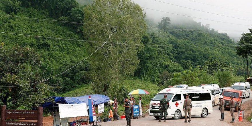 Thaïlande/ Grotte inondée: 8 enfants sauvés, l'opération se poursuivra mardi