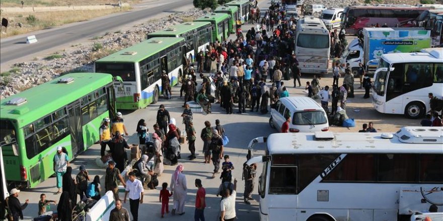 Syrie: Le 1er convoi d'évacués de Quneitra arrive à Idleb