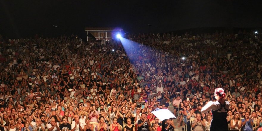 Candan Erçetin Kuşadası’nı salladı, çıplak ayakla raks etti