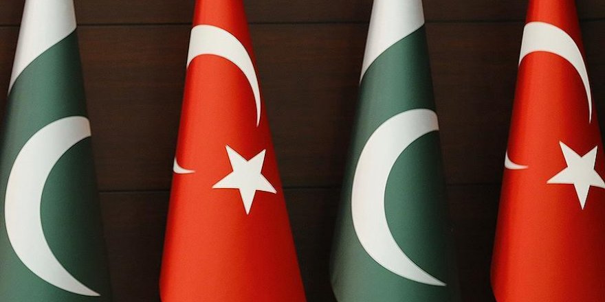 Turkish foreign minister talks to Pakistani counterpart