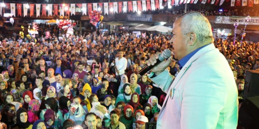 Ramazan Çelik, Ormanlı Fındık Festivali’nde hayranlarını coşturdu