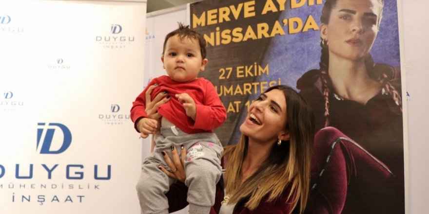 Survivor Merve Aydın, Nissara AVM’de imza gününe katıldı