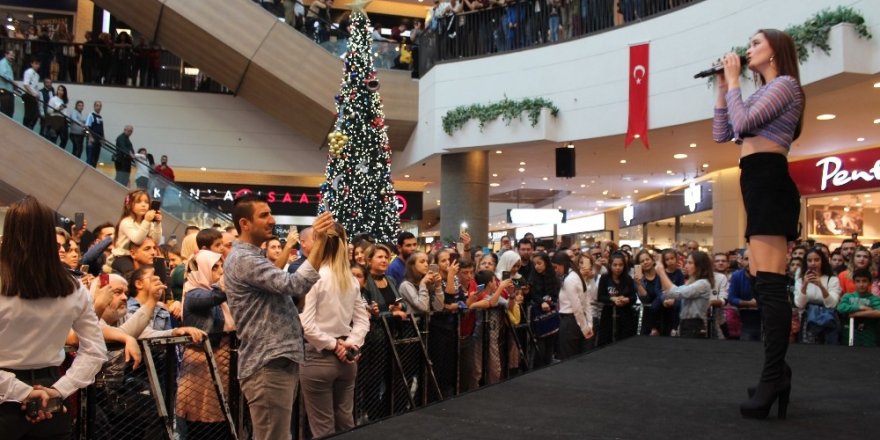 İzmir’de konser veren Elif Kaya’dan albüm müjdesi