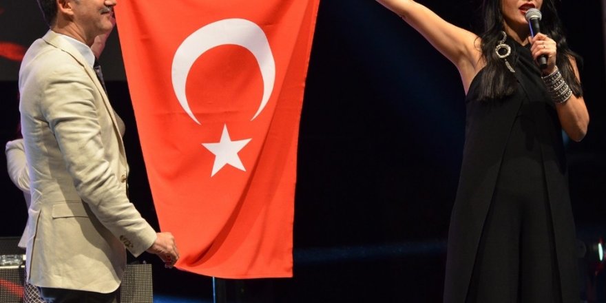 Hande Yener ve Ece Seçkin’den muhteşem performans