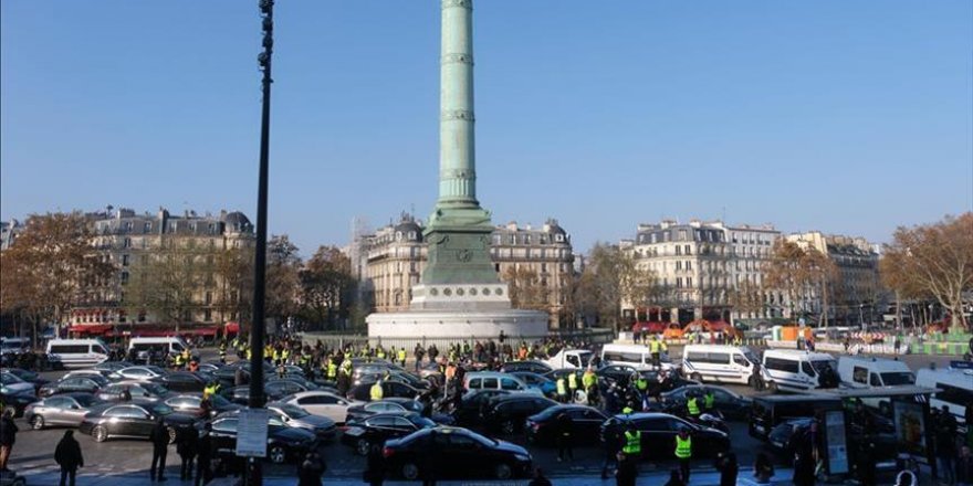 France : les « gilets jaunes » bloquent les dépôts pétroliers