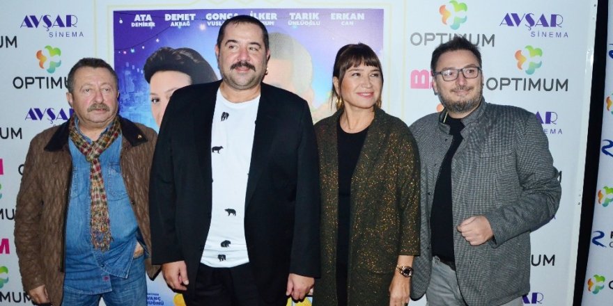 Adana’da ’Hedefim Sensin’ filminin ilk gösterimini Ata Demirer ve Demet Akbağ hayranlarıyla izledi