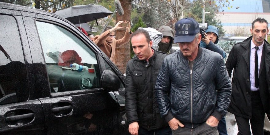 Ünlü oyuncu Sean Penn, Suudi Konsolosluğunda