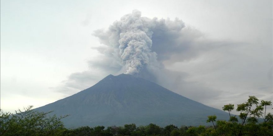 Indonésie : Le volcan Soputan entre en éruption