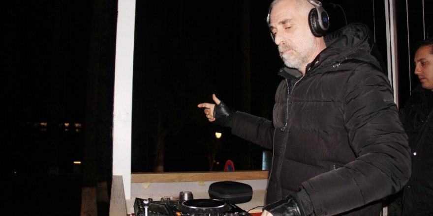 Ünlü DJ Suat Ateşdağlı DJ’lik yapan sosyal medya fenomenlerine ateş püskürdü